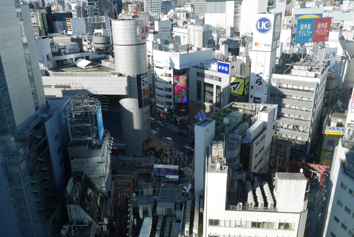 14階の客室から見た昼の渋谷。SHIBUYA109とスクランブル交差点