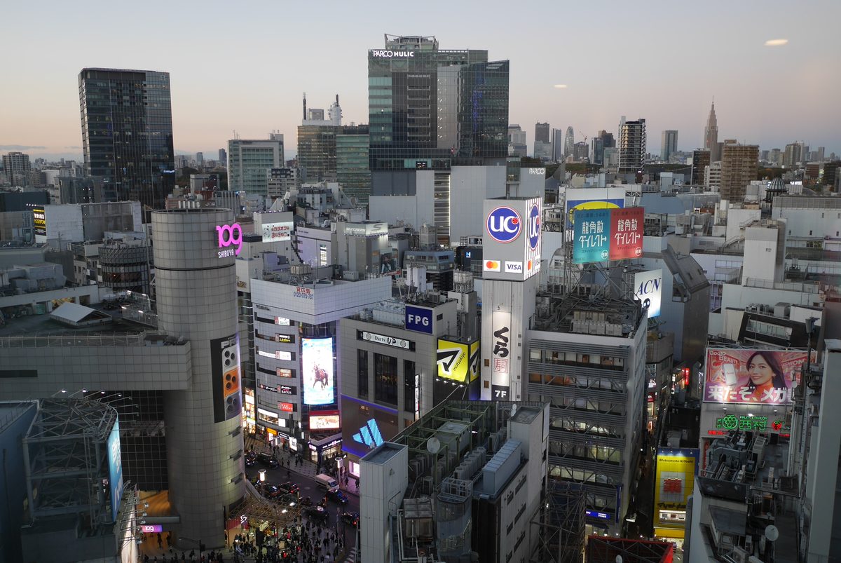 14階の客室から見た夕方の渋谷。SHIBUYA109とスクランブル交差点のあたり