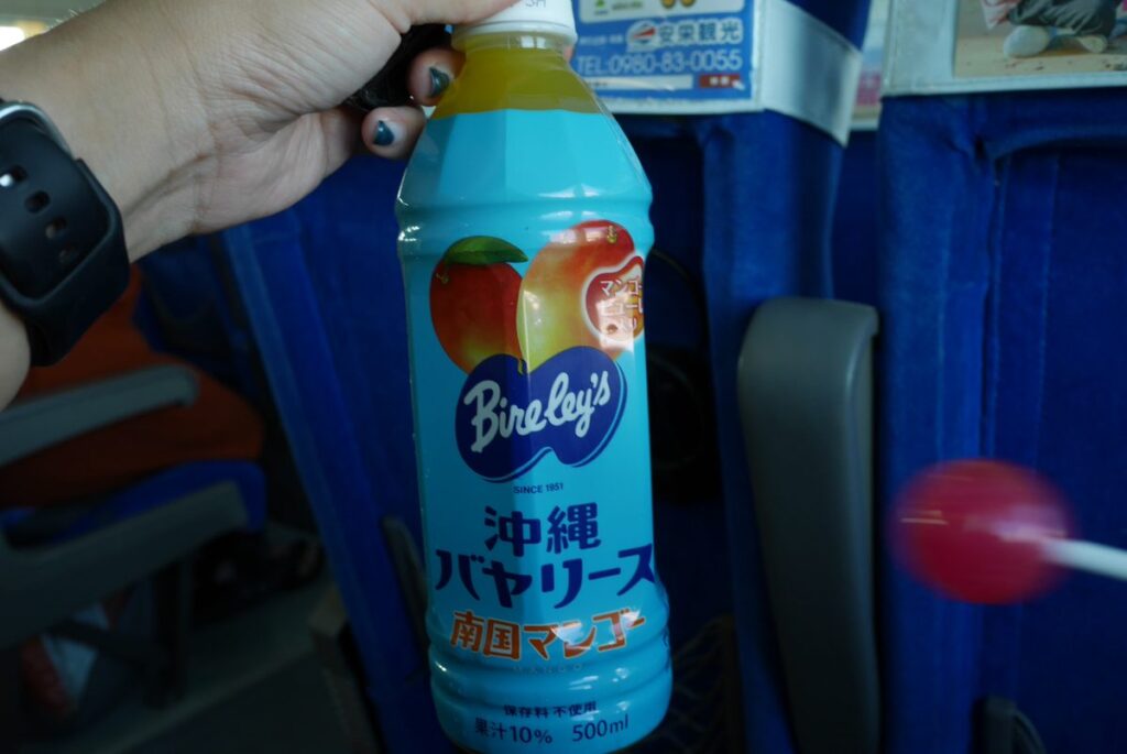 フロントでもらった沖縄バヤリースのジュース